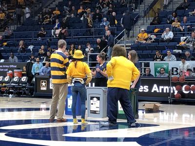 Cal fans participate in sorting game with Oski